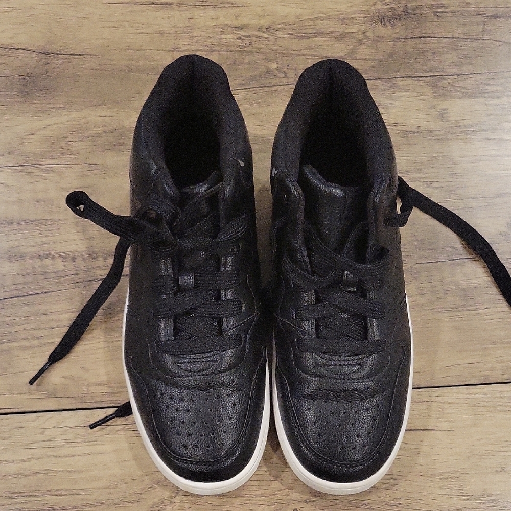 Boys Size 5 Target Black Sneakers Classic Design